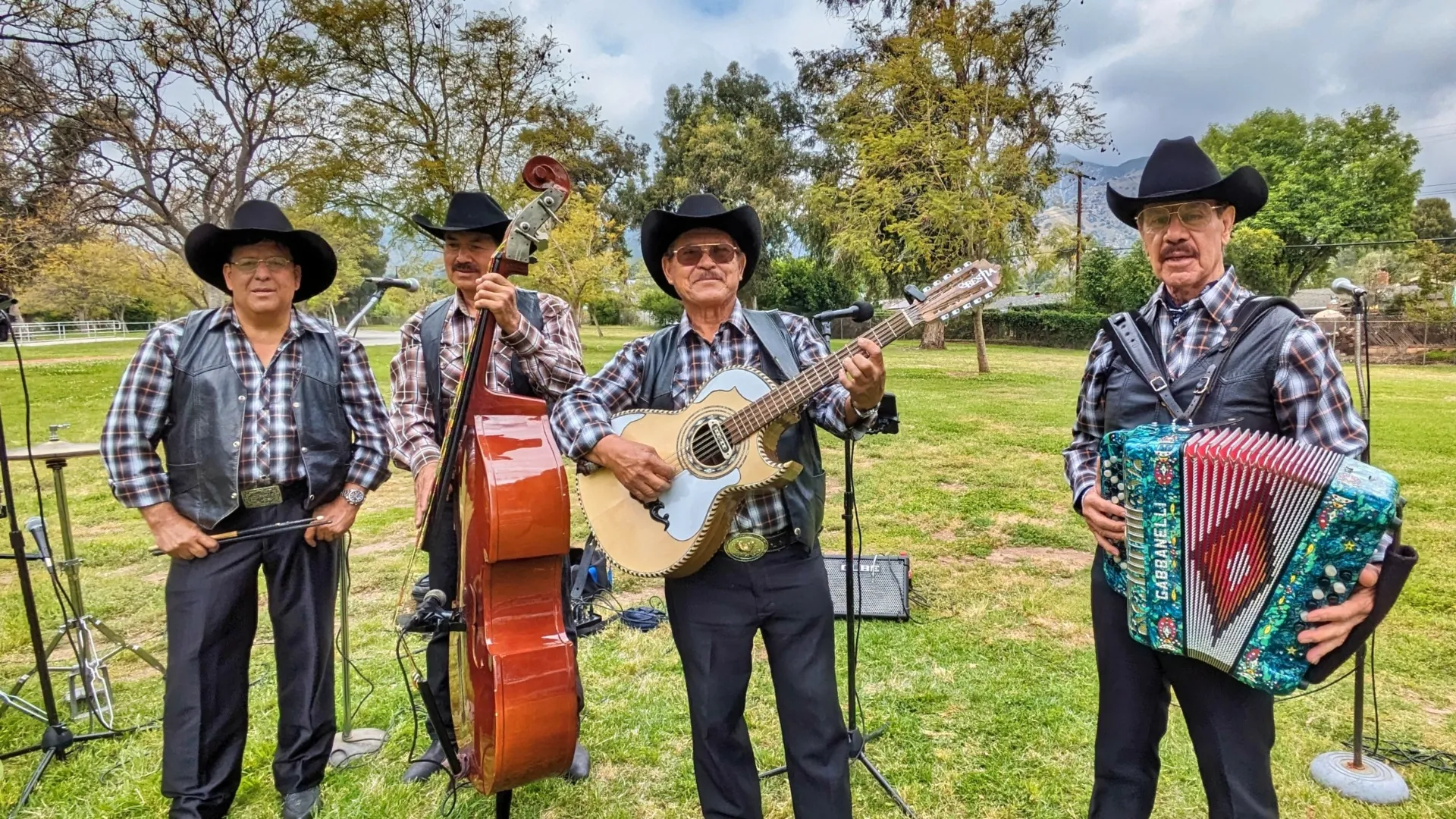 Chirrines con Tololoche en San Bernardino Música norteña
